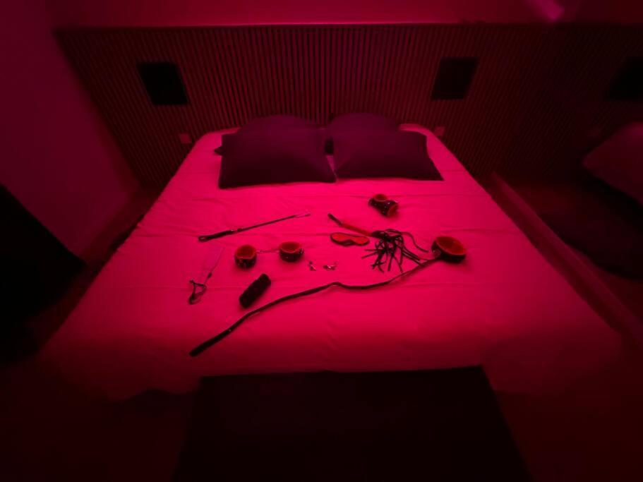 Apartment 50 Nuances De Rouge